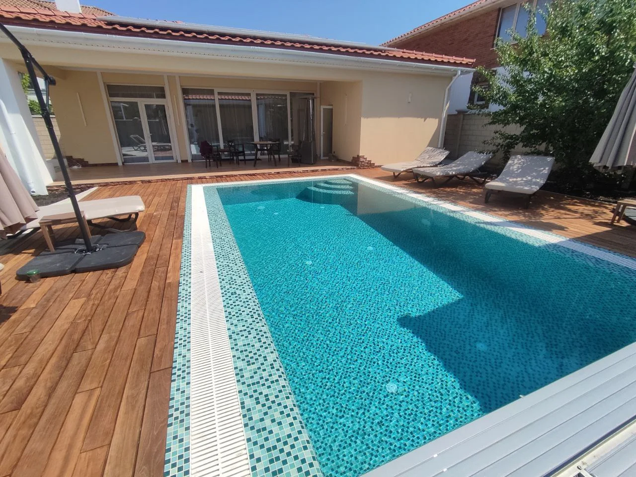 ИП Павлухин Д.С. частный переливной бассейн с жалюзийным накрытием в Крыму