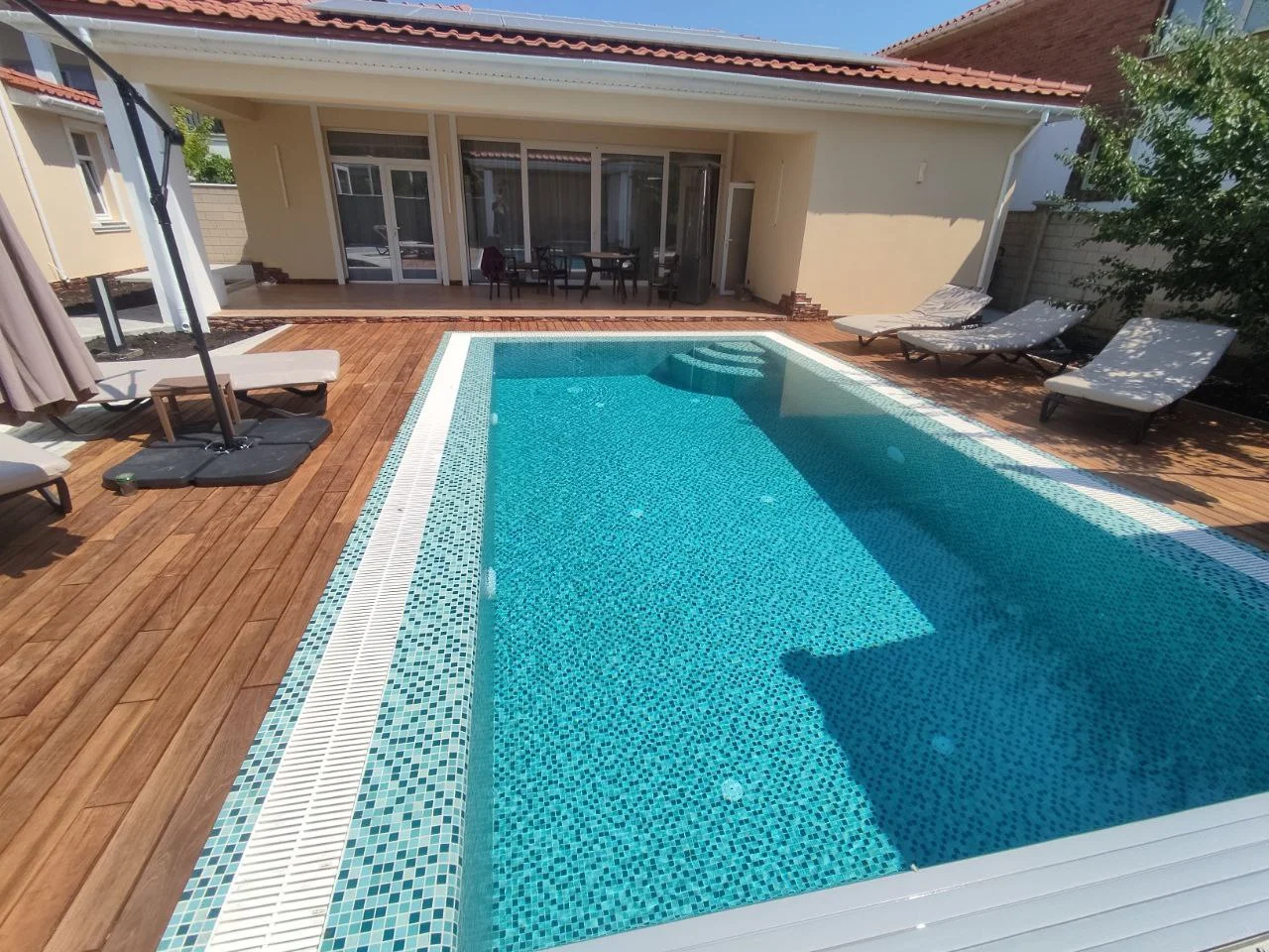 ИП Павлухин Д.С. частный переливной бассейн с жалюзийным накрытием в Крыму