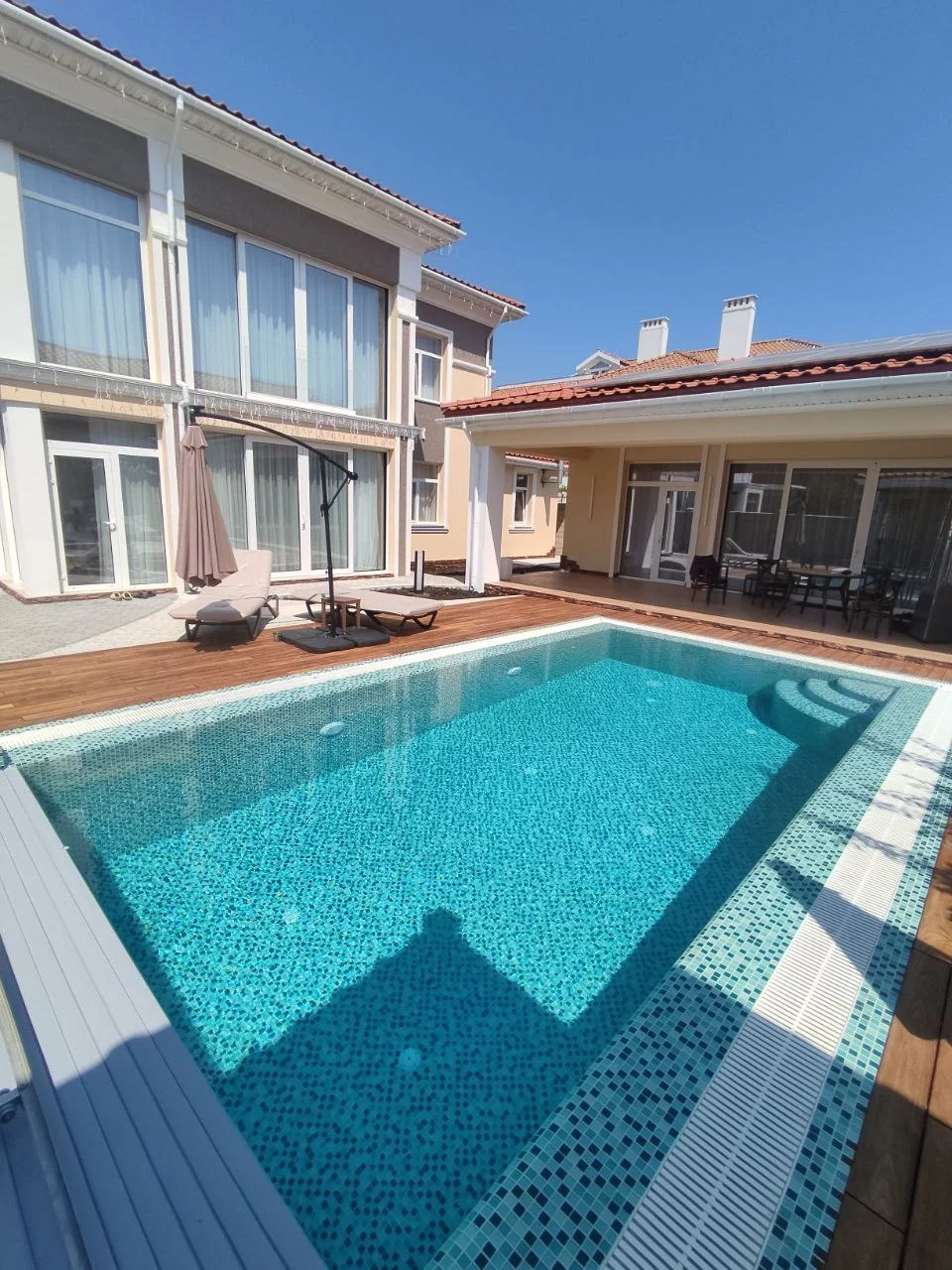 ИП Павлухин Д.С. частный переливной бассейн с жалюзийным накрытием в Крыму