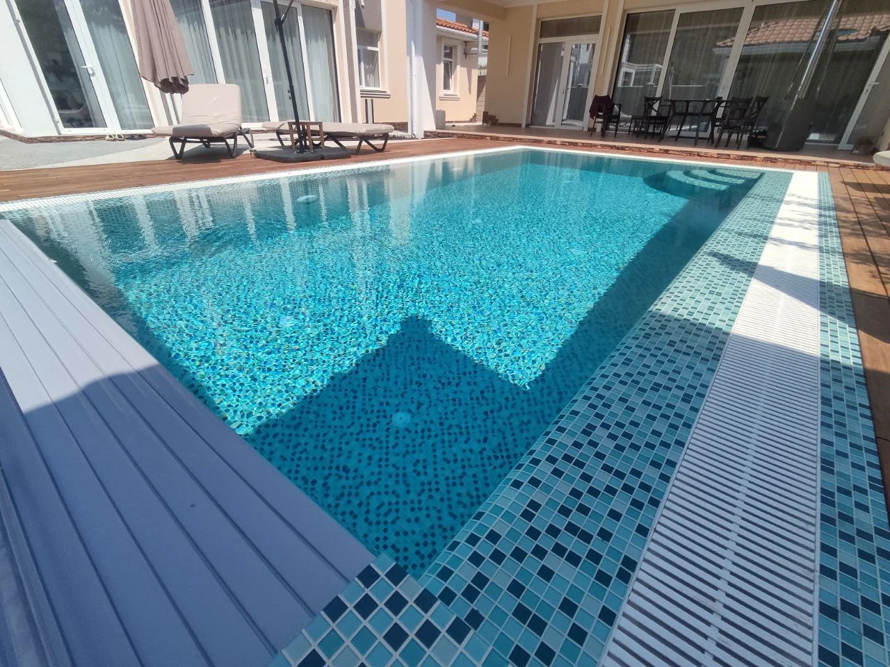 ИП Павлухин Д.С. частный переливной бассейн с жалюзийным накрытием в Крыму